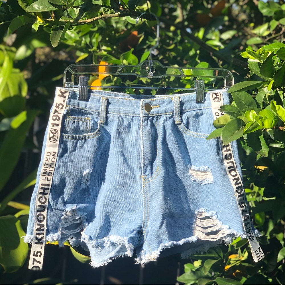 High Waisted Denim Shorts w/ Graphic Detail